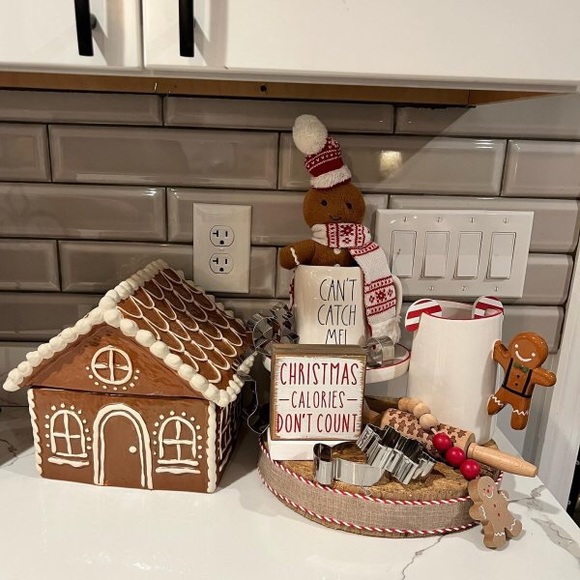 Pottery Barn Whimsical Lidded Holiday Gingerbread House Stoneware Cookie Jar BN - Picture 16 of 16